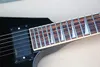 Elegante vliegende elektrische gitaar, zwarte lichaam en zwarte hardwares, speciale frets inlay, Floyd Rose en HH Pickups, kunnen worden aangepast