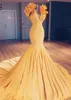 Ruched Mermaid Prom Dresses 딥 브이 넥 새틴 인어 이브닝 가운 민소매 프릴 카운트 기차 겉옷 공식 파티 드레스