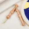 DIYの実用的な編み物刺繍針の大胆な大型工芸品縫製アクセサリーパンチ便利な木製ハンドル織りツール