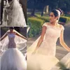 Abiti da sposa sexy con spalle scoperte Maniche ad aletta Abito da sposa a sirena in tulle e pizzo Abiti da sposa con bottoni ricoperti sul retro