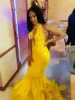 Żółta Afrykańska Mermaid Prom Dresses Długie Koronki Wysokie Kołnierz Bez Rękawów Odwiedzać przez Feather Formal Party Wear Wear Suknie Robe De Soiree