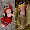 Vestito fatto a mano all'uncinetto Baby Fireman Outfit Puntelli per foto neonato Costume per bambino lavorato a maglia Vestito natalizio Regalo per baby shower