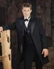 Мода Черный Длинные Groom Tuxedos Четыре кнопки Groomsmen Mens Свадебное платье Excellent Человек куртка Blazer 3шт Костюм (куртка + брюки + жилет + Tie) 1682