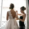 Enkla korta klänningar Scollaped V Neck Lace Applique Satin Sleeveless 2020 Counrty Beach Wedding Bridal Gown Vestido de Novia
