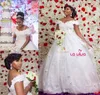 2019 afrikanisches arabisches Dubai weißes Hochzeitskleid Puffy A-Linie schulterfrei mit Spitzenapplikation Country Garden Brautkleid nach Maß in Übergröße