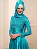 2018 Modest Alta Pescoço Longo Vestidos Evening Muçulmano com Hijab Uma Linha de Comprimento Esmeralda Frisada Lace e Estiramento Cetim Árabe Vestidos de Baile