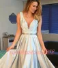 Elegante 2019 Vestidos de noche con cuello en V profundo Satén Sin mangas Árabe Vestido formal para invitados Concurso Celebridad Africano Tallas grandes Vestidos de fiesta de graduación