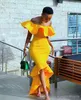 Сексуальные желтые вечерние платья Русалка оборкает с плеча высокого низкого размера платья для выпускной вечеринки на заказ.