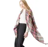 ウィンタートライアングルスカーフタータンカシミヤスカーフ女性格子縞の毛布スカーフ新しいデザイナーアクリルベーシックショールの女性SスカーフラップGB1406