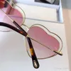 Neue Modedesigner-Sonnenbrille 131, Metall, hohl, herzförmiger Rahmen, helle UV400-Linse, hochwertige Beine mit Fransen, Avantg5130273