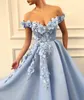 2019 Elegantes blaues Ballkleid mit Spitze, 3D-Blumenapplikationen und Perlen, Abendkleid, A-Linie, schulterfrei, maßgeschneiderte Kleider für besondere Anlässe