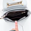 Lättvikt Medium Dome Crossbody Bag med tofs Zipper Pocket Justerbar Strap PU PU Läder Handväska Tote Axel Väskor
