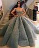 Szary Buffy Princess Prom Dresses Długo Off Ramię Koronki Aplikacje Zroszony Formalne Suknie Party Plus Size Suknia Balowe Suknie Wieczorne