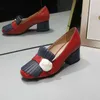 Gorąca Sprzedaż - Klasyczny Mid Heeled Boat Buty Projektant Skórzany Zawód Wysokie Obcasy Buty Tassels Round Head Metal Button Woman Sukienka Buty