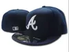 2020 Men039S Braves full svart färgstorlek monterade platta hattar Ett brev broderade storlek kepsar hiphop design baseball full stängd c8384650