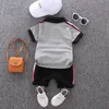 赤ちゃんの夏のスーツ男の子のプレッピースタイルツーピースセット子供カジュアルアウトドアウェアキッズソリッドカラーTシャツ+ショートパンツ2020スタイルの子供布