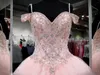 2020 Neue Sexy Rosa Ballkleid Quinceanera Kleider Schulterfrei Spaghettiträger Perlen Tüll Sweet 16 Puffy Party Pageant Prom Abendkleider