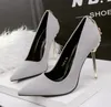 2022 modne aksamitne buty ślubne spiczasty 4 -calowe obcasy seksowne buty ślubne impreza PROM SLIM Luksusowe buty designerskie z metalowym łukiem czerwony
