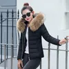 ファッション冬のショートコートの女性の厚い暖かい綿のジャケットの女性フード付きの毛皮襟ジャケット女性のコートChaquetas Mujer Invierno 2018