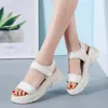 Designer Riveted Sports Sandaler Luxury Diamond Märke Kvinnors Fritid Sandaler Mode Läder Utomhus Beach Casual Girls Shoes Top Quali