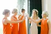 Rustik Orange Bröllop Brudtärna Klänningar O Neckline Lång Chiffon Billiga Sommar Country Style Beach Main of Honor Dresses Front Slit Under 100