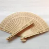 50 sztuk / partia Spersonalizowane Sandalwood Składane Fan Wedding Favors Fan Party Giveays z przezroczystym opakowaniem przędzy jedwabiu