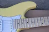 Guitare électrique jaune personnalisée en usine avec manche festonné en érable, incrustation de frettes à points d'ormeau, pickguard blanc, matériel chromé, peut être personnalisée