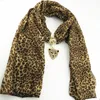 Leopard Print Scarf 2019 Mode Kvinnor Vår och höst Chiffon Wraps European och American Style Alloy Animal Pendant Scarves LSF090