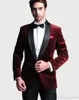 Nouveau beau un bouton velours rouge foncé smokings marié châle revers garçons d'honneur meilleur homme mariage bal dîner costumes (veste + pantalon + cravate) 202