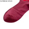 Große Größe 20 Stück = 10 Paare/Lot Farbverlauf Bunte gekämmte Baumwollsocken Männer Casual Fashion Herbst Crew Socken Lustige glückliche Männer