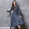 Retro Folk-Custom Style Denim Sukienka Kobiety Frog Przycisk Haft Wysoka Talia Myte Denim Suknie Kobiet Szczupła Długa Dress