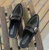 Neue Mode Niet High Heels Hausschuhe Sommer Frauen Plattform Keile Hausschuhe Weibliche Starke Ferse Slip-on Schwarz Punk Stil frauen Schuhe