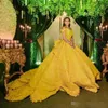 Robes de Quinceanera jaune vif D Floral appliqué chapelle train élégant hors de l'épaule manches courtes robe de bal formelle Pageant