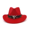 Qiuboss unisex karneval cowboy mode hatt rulla Brim ullfilt Fedora mens damer västra hattar metall bullhead dekorerade trilby