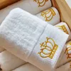 Broderad Imperial Crown Bomull Vit Handduksuppsättning Handdukar Badlakan för vuxna Tvättdukar Absorberande handduk