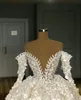 Luxury Ball Gown Bröllopsklänningar från axelspetsen 3D Blommorapplikationer Arabiska Bröllopklänningar Långa Vintage Robes de Soiree Pearls