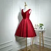 Burgundia V Neck Satin Druhna Sukienki z Bow Krótki 2020 Długość Knee Dress Dress Maid of Honor Suknie