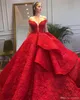 エレガントな赤いQuinceaneraのドレス層フリルふくらんで肩のレースのアップリケビーズスパンコの正式なProm Pagenat Quinceanera Gowns