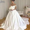 Ny romantisk av axeln Elegant Princess Bröllopsklänningar Sweetheart 2020 Celebrity Ball Gown Vestido de Noiva Bridal Gowns Knappar