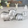 Bedårande tenn Piggy Bank Money Saving Box Lering Pig Wearing Scarf Classic Metal Coin Pot Creative Birthday Presents for Boys Girls