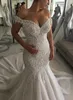 2019 robes de mariée sirène de luxe sur l'épaule perlée cristaux de tulle pierres balayage train robes de mariée de mariage avec boutons Ba230m