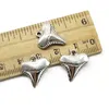 100pcs zęby rekinów zabytkowe srebrne uroki wisiorki biżuteria
