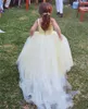 Nuovi abiti economici per ragazze di fiore principessa giallo chiaro con scollo a V in tulle di raso senza maniche aperti sul retro abiti lunghi da comunione per ragazze