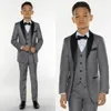 2020 Gri Erkek Resmi Takım Elbise Akşam Smokin Küçük Çocuk Groomsmen Çocuk Çocuk Düğün Parti Balo Suit Giymek İçin (Ceket + Yelek + Pantolon)