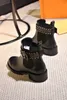 スパイクファッションマーティンブーツプラットフォームスノーブーツレディースレディアンクルブーツデザイナーの冬の靴を持つラグジュアリーブーツブラックプリントブラックレザー