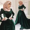 Inverno 2019 Abiti da sera in velluto a maniche lunghe per donne musulmane Modest Jewel Neck A Line Corte dei treni Abiti da sera arabi verde scuro