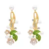 Pendientes colgantes de gota en forma de flor de 4 colores con pendientes de tuerca de diamantes de imitación de perlas de imitación para niñas y mujeres regalos