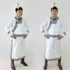 Männliche erwachsene mongolische Hochzeits- und Alltagskleidung aus Dschingis Khans Heimatstadt. Mann aus der Mongolei. Weißes Gewand, Robe, Tanzaufführungskleidung