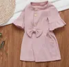 Ropa de diseñador para bebés, mamelucos con lazo para niñas, artículo de manga acampanada de verano, mono con bolsillo para niños, mono informal encantador AYP683