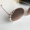 Luxe 0295 Zonnebrillen Merkontwerper Charmant met Pearl Woman Fashion Round zonnebril UV -bescherming van topkwaliteit met originele 2901006
